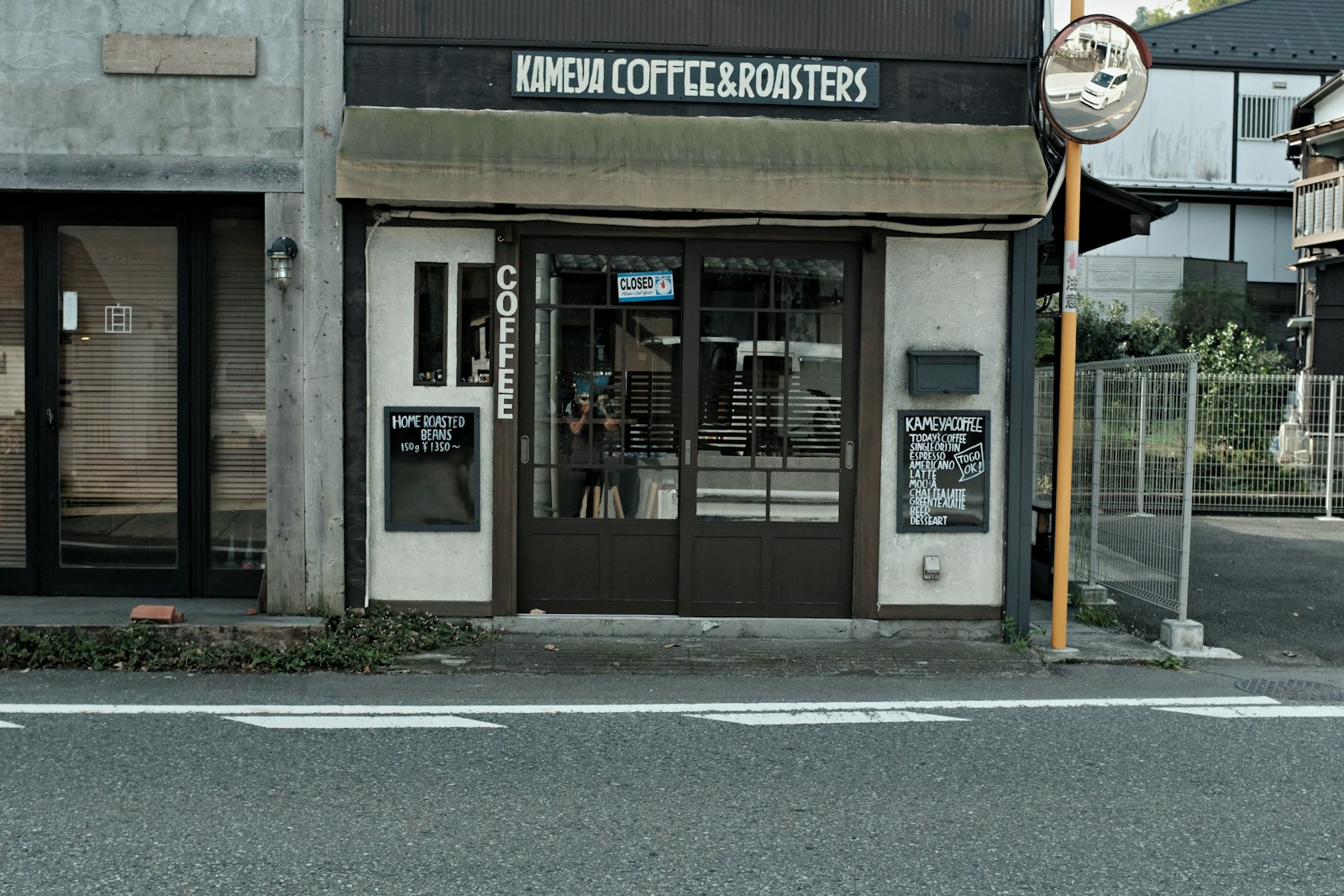 A street corner with a building and a traffic light